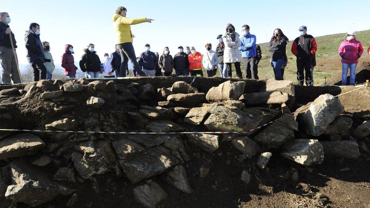 Elena Taboada, ayer, durante 
la visita guiada a Outeiro 
Grande.   | // BERNABÉ/JAVIER LALÍN