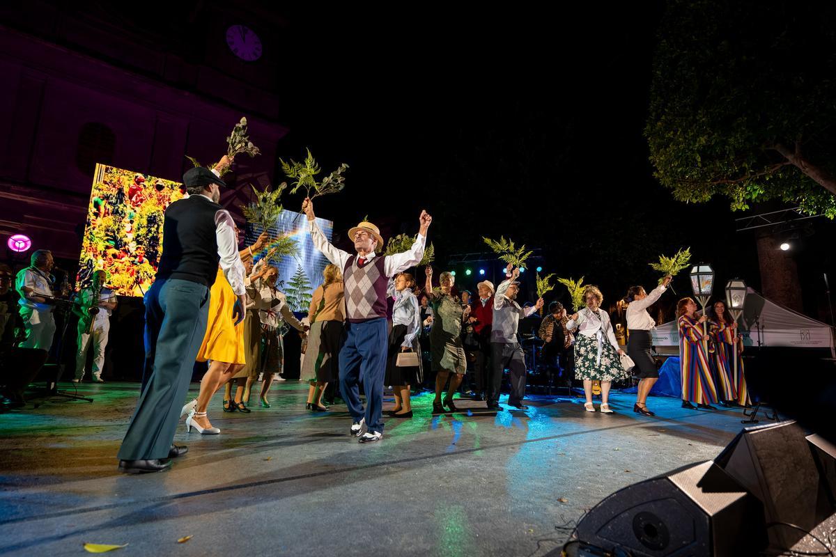 Gáldar convierte la Plaza de Santiago en una gran fiesta canaria