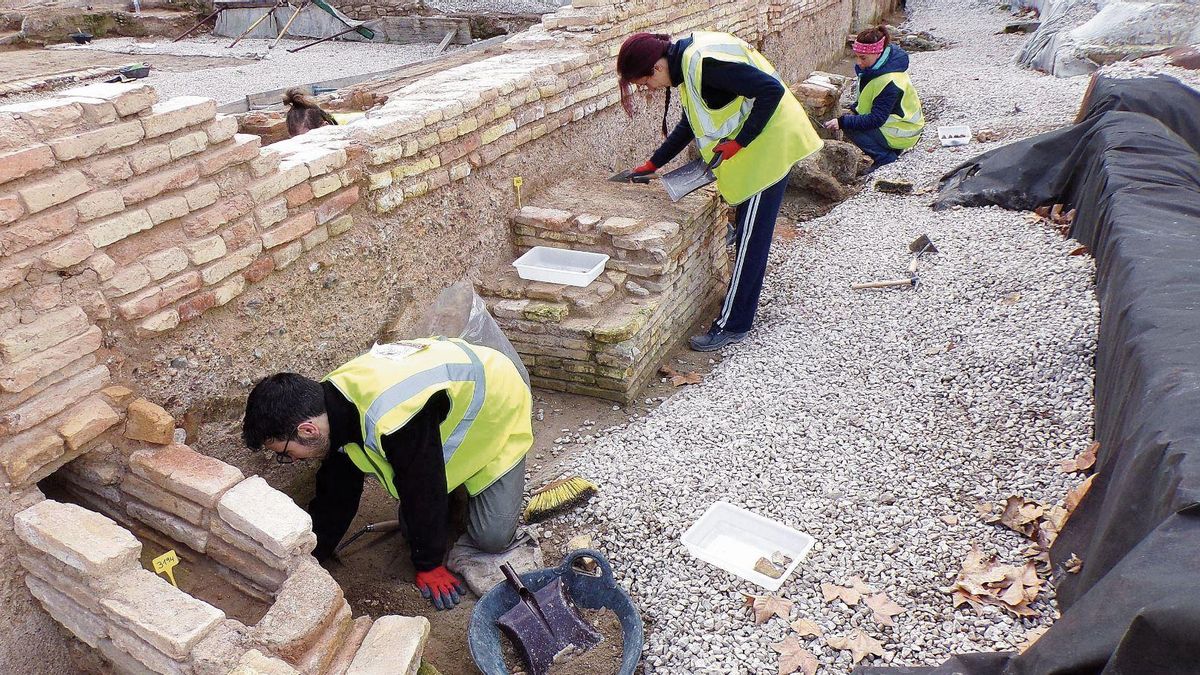 El equipo de investigación, en el yacimiento, tomando muestras.