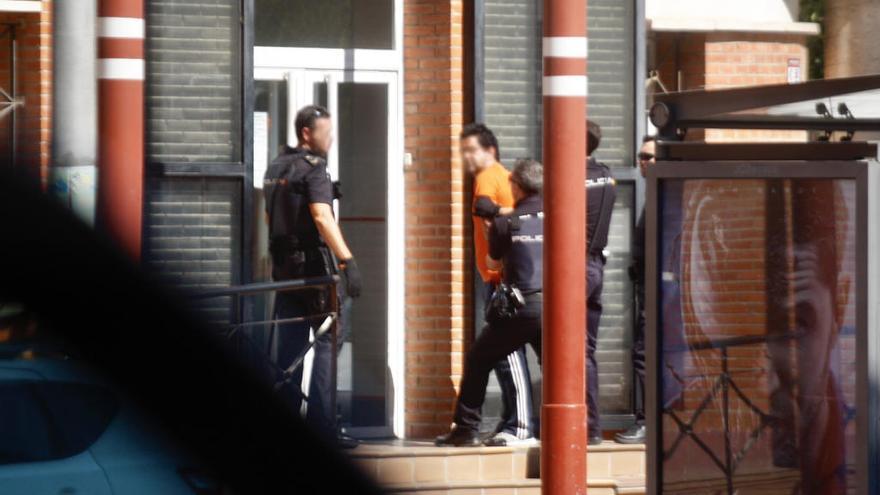 El sospechoso, con camiseta naranja, a las puertas del centro de salud, con los agentes-