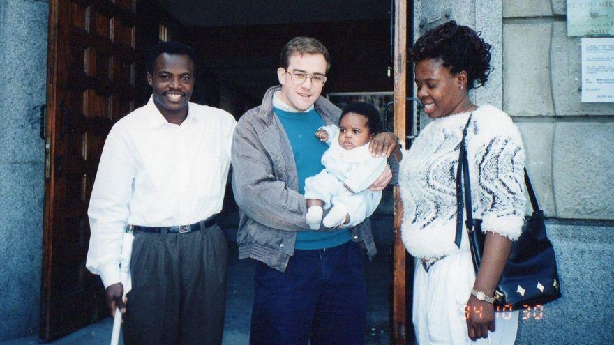 Iñaki Williams, en brazos de Mardones, junto a sus padres.