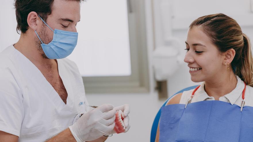 Acudir a una clínica dental en Ibiza es obligatorio para gozar de una buena salud bucodental.