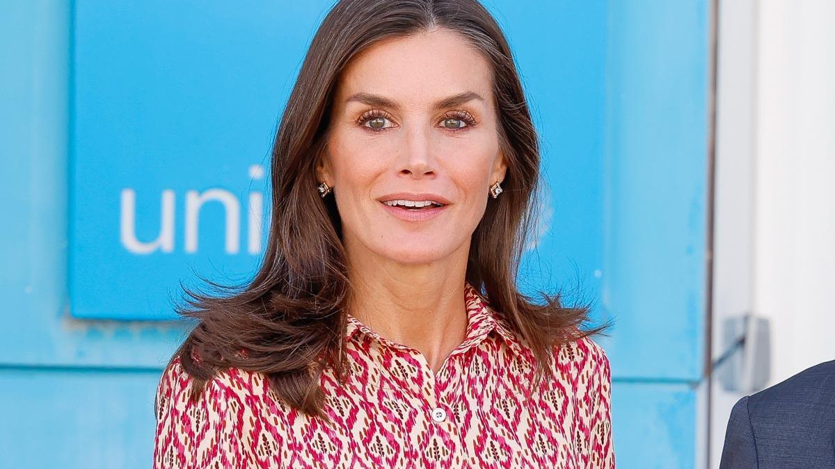 La reina Letizia toma prestado un vestido camisero de la princesa Leonor para su última reunión en Madrid antes de sus vacaciones