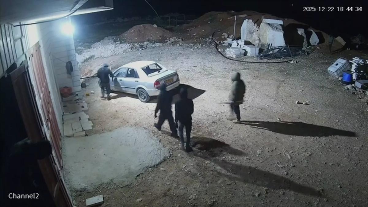 Así atacaron colonos israelíes a una familia palestina en el sur de Cisjordania