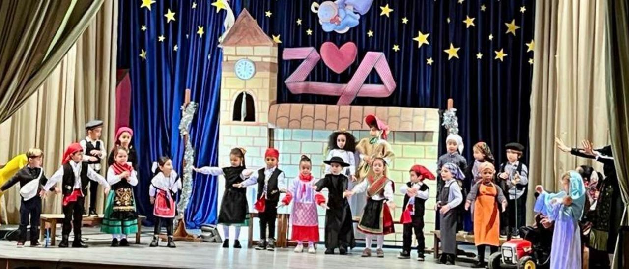 Los niños del colegio Divina Providencia de Zamora, durante la función de villancicos en el salón de actos este año, dedicada a la catástrofe de la Sierra de la Culebra. | Cedida