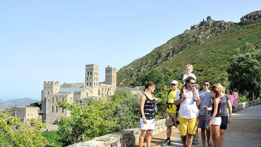 Imatge d&#039;arxiu de turistes al monestir de Sant Pere de Rodes.