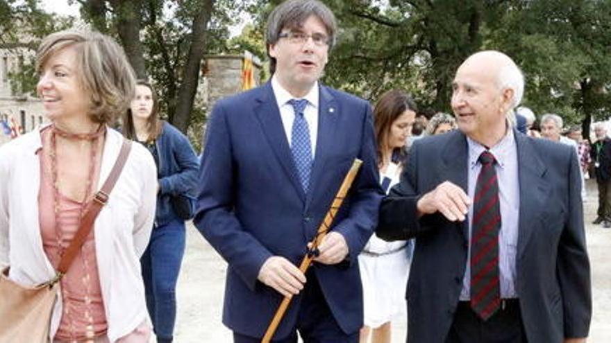 Puigdemont, passejant per Aguilar de Segarra amb el batlle del municipi i la consellera de Governació, Meritxell Borràs