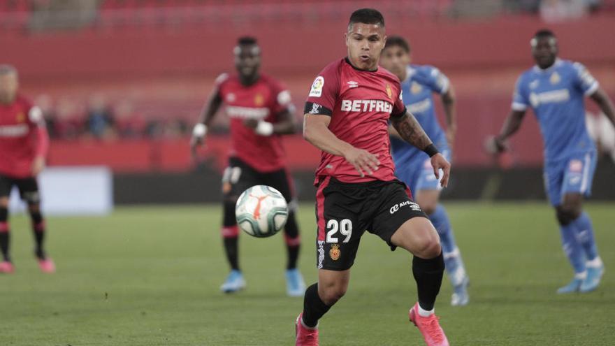 Cucho HernÃ¡ndez ante el Getafe el domingo pasado en Son Moix.