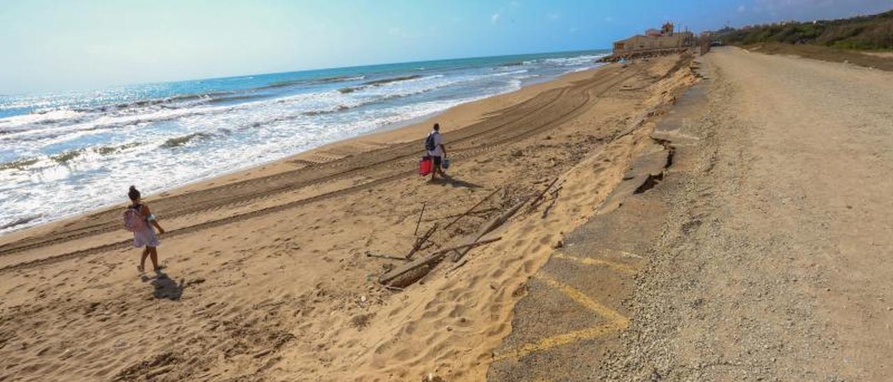 Tramo de playa de Babilonia recuperado tras el derribo de una vivienda en el extremo de la calle Ingeniero Codorniú