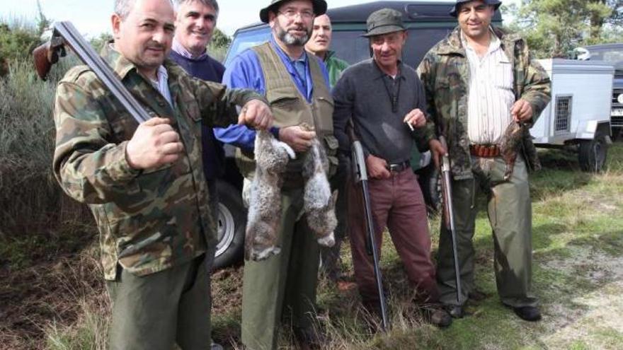 Un grupo de cazadores ourensanos muestran sus piezas al regresar a casa. // I. Osorio