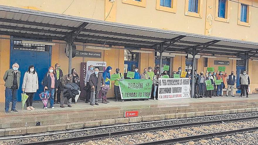 Concentración en defensa del ferrocarril.