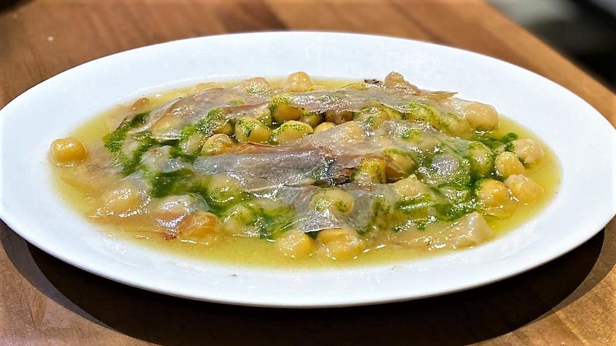 Guiso de tripa de bacalao con garbanzos y papada ibérica de Colmado Wilmot.