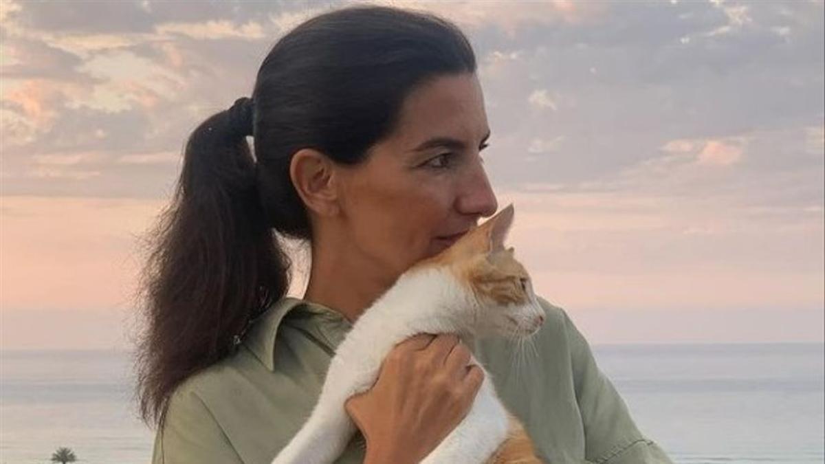 Rocío Monasterio es retrata amb el seu gat ‘Feminista’ i l’hi dedica a l’alcaldessa de Gijón Rocío Monasterio es retrata amb el seu gat ‘Feminista’ i l’hi dedica a l’alcaldessa de Gijón