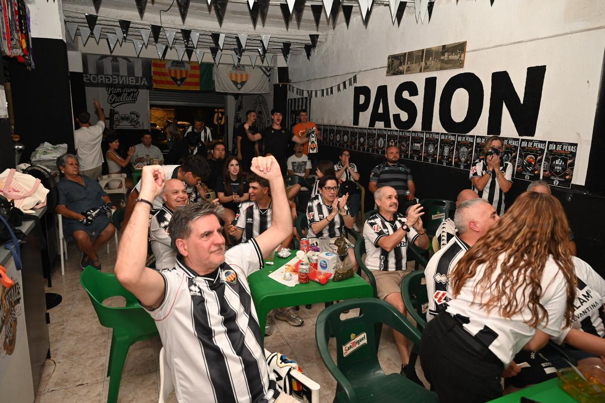 Los aficionados del CD Castellón siguen el partido contra el Almería en los bares de la ciudad