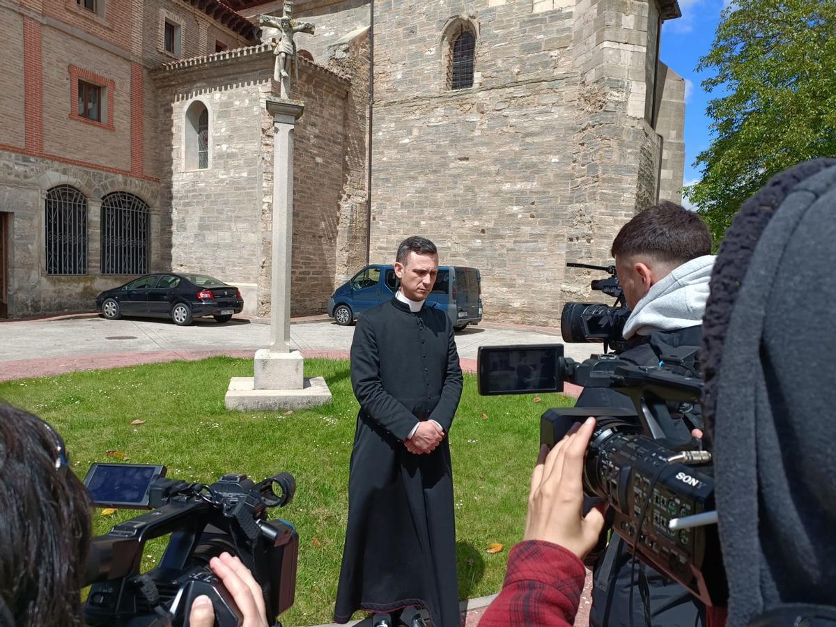 José Ceacero, sacerdote y ex barman, ayer, mientras atendía a la prensa como portavoz oficial de las monjas clarisas de Belorado.