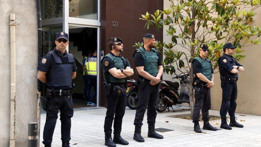 Agents de la UDEF a dins l&#039;entrada de l&#039;edifici on viu Rosell,