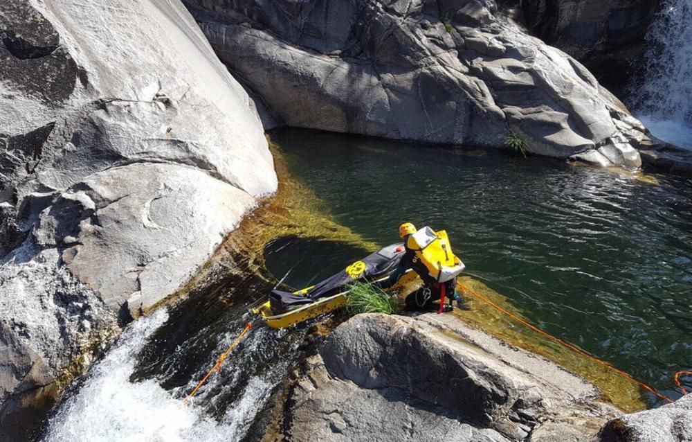 La Guardia Civil alerta en Ponte Caldelas sobre los peligros del barranquismo