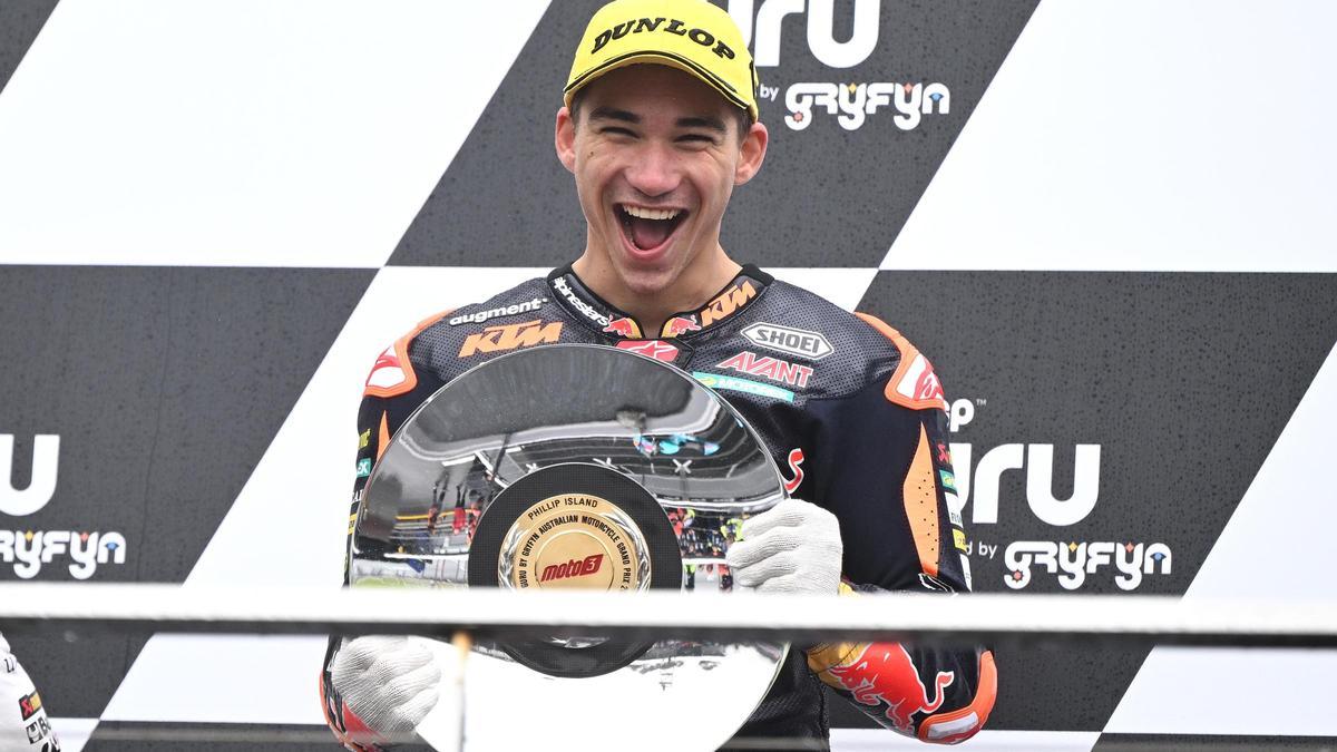 Deniz Öncü celebra su victoria en Moto3.