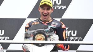 Deniz Öncü celebra su victoria en Moto3.