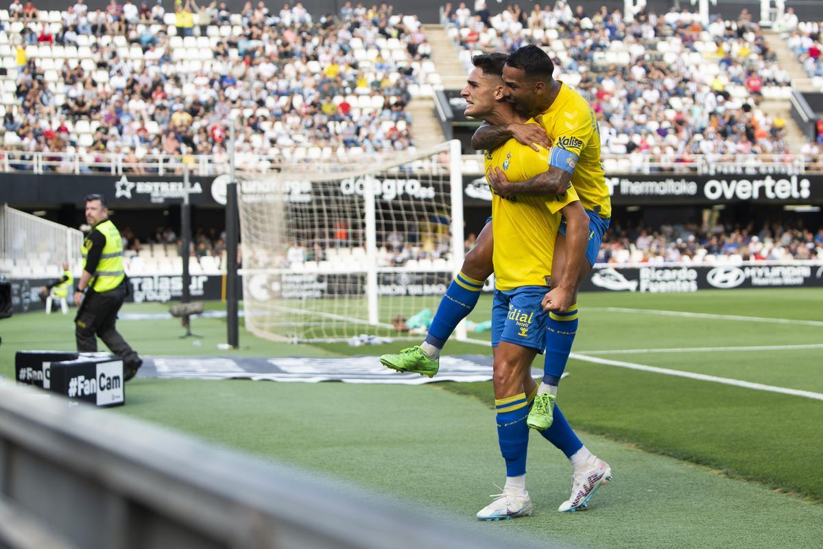 Viera festeja con Cardona el tanto del lateral que escenificó el 1-3.