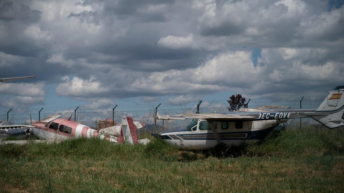 Varias avionetas abandonadas en el aeropuerto de Sabadell, en uno de cuyos extremos hay un auténtico cementerio de aviones.
