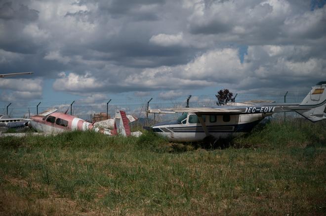 Los aeropuertos españoles acumulan 87 aviones abandonados: subastas desiertas y siete millones de deuda con AENA