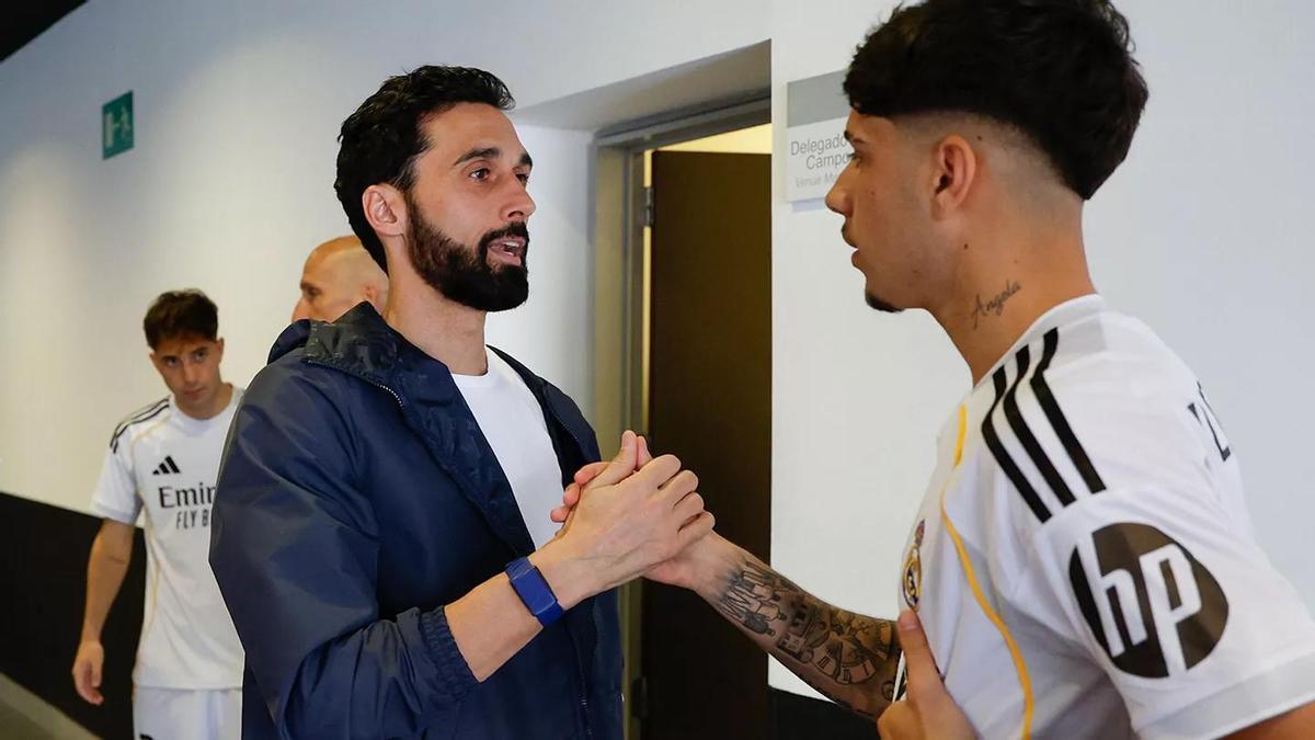 Arbeloa saludando a Alexis Ciria