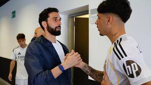 Arbeloa saludando a Alexis Ciria