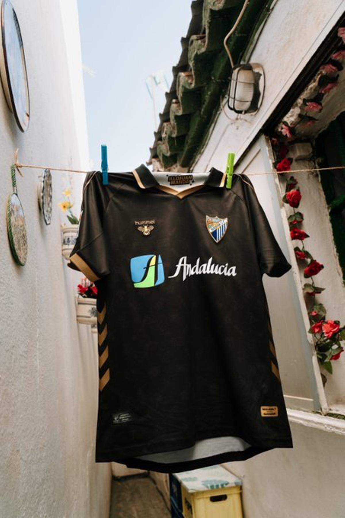 Así es la camiseta del Málaga CF retro de la temporada 2025/26.
