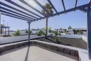 Oportunidad inmobiliaria: esta casa en Lanzarote con piscina y vistas al mar cuesta lo mismo que un piso en la ciudad
