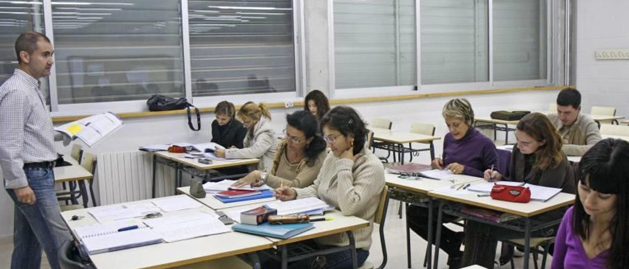 Alumnos de la EOI de Calvià durante una clase.