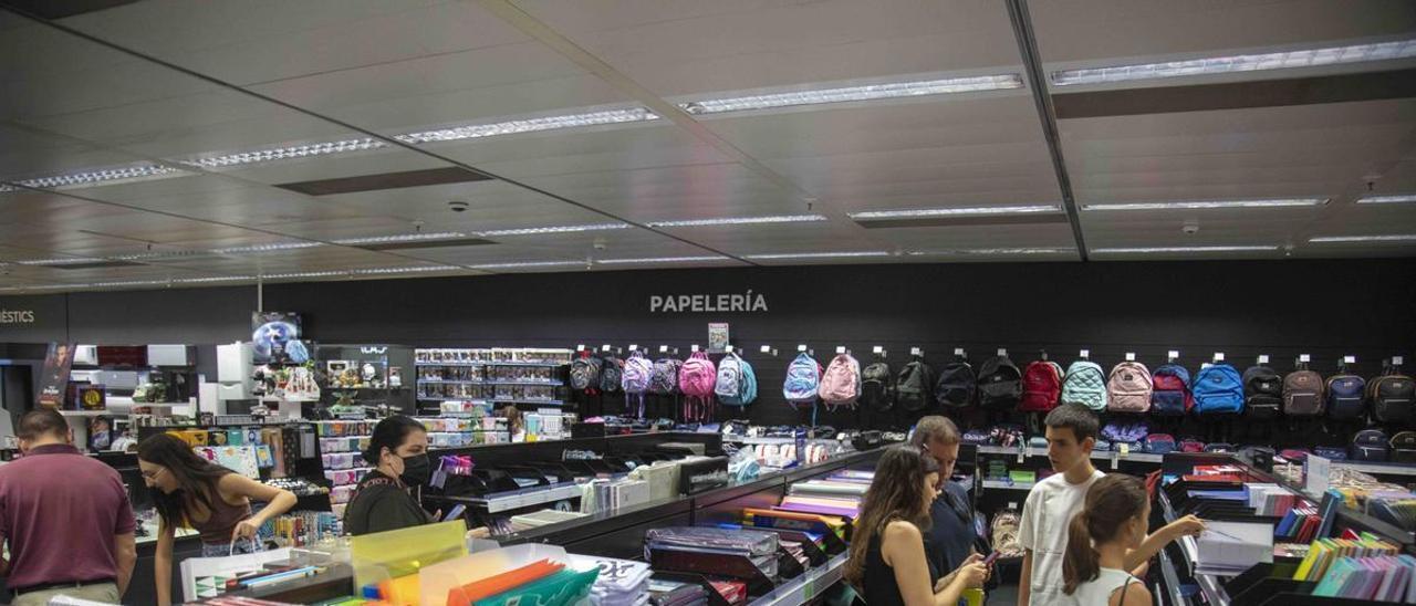 Familias comprando material escolar para el próximo curso en El Corte Inglés.