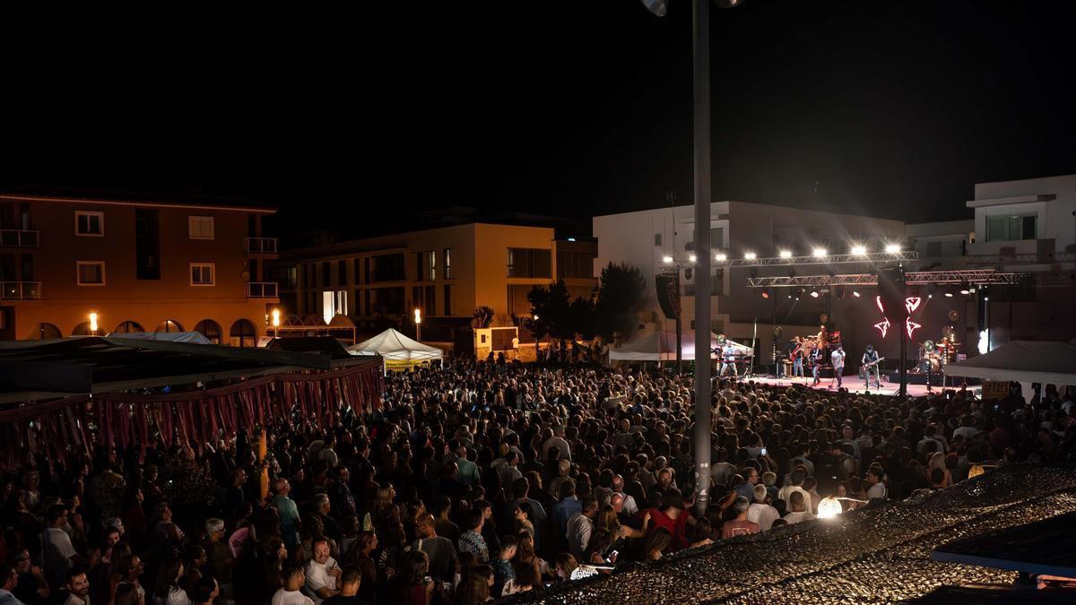 Concierto celebrado en la plaza de Europa de es Pujols en una imagen de archivo