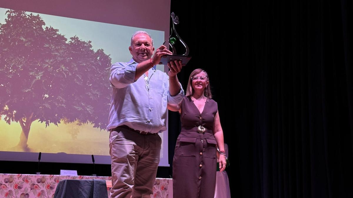 Antonio Cano, que fue alcalde de Almoharín, recibe el año pasado el premio Innova Ficus 2025.