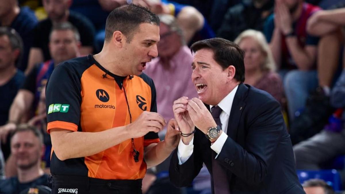 Xavi Pascual dialoga con uno de los árbitros del encuentro ante Panathinaikos