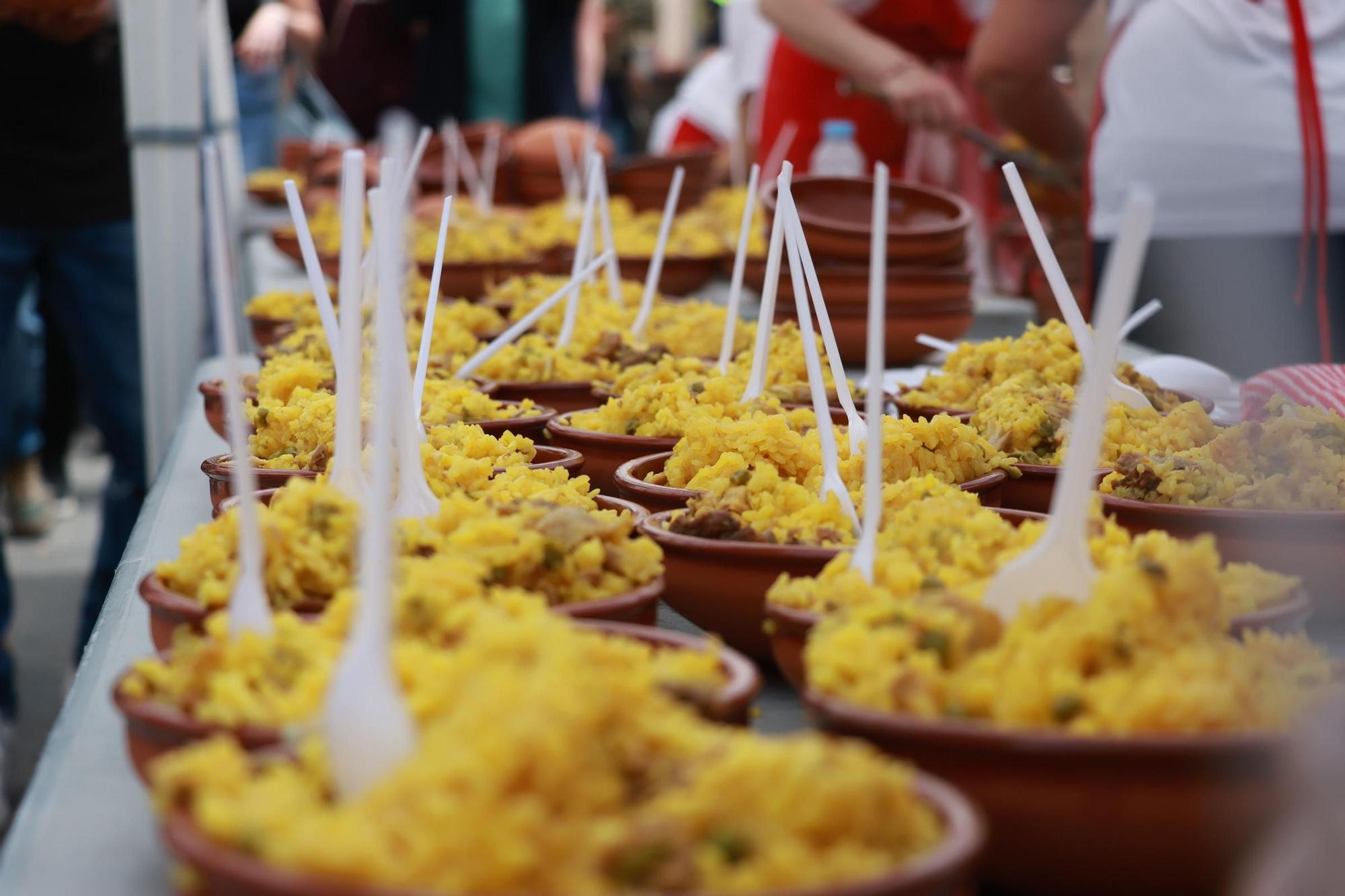 Galería del reparto de arroz de les 'calderes' en el día grande de las fiestas de Almassora