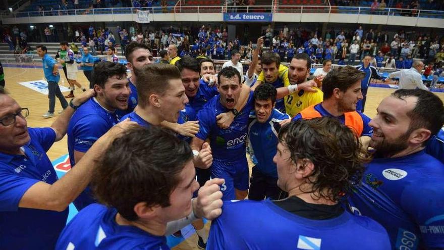 La plantilla del Teucro celebra una de sus victorias en el Pabellón Municipal. // Gustavo Santos