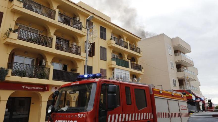 Arde una azotea de un edificio en Sant Antoni