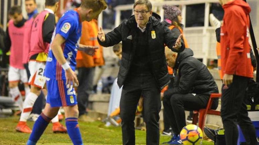 Mossa, a la izquierda, junto a Anquela en la banda de Vallecas.