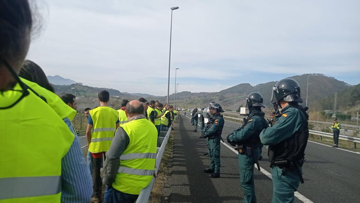 La Guardia Civil controla a los manifestantes en Unquera tras sacarlos de la autovía.