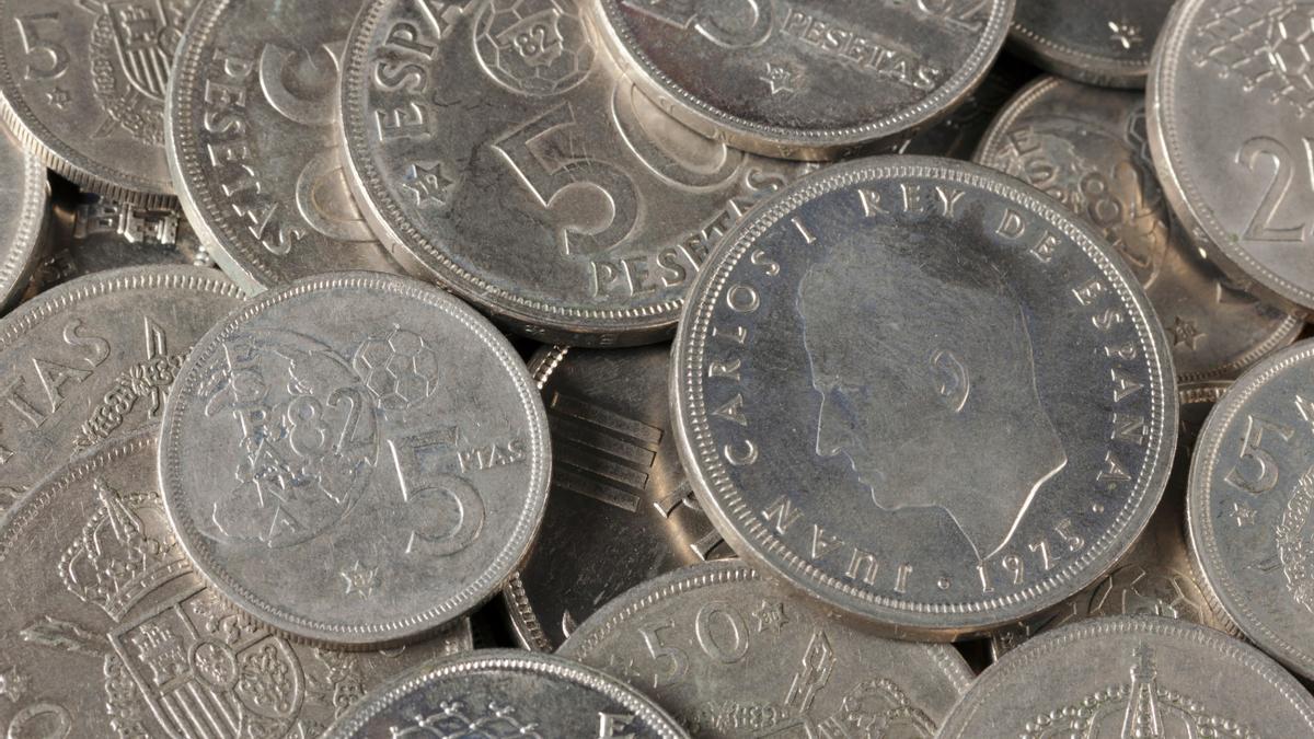Monedas de 5, 25 y 50 pesetas.
