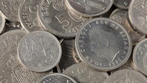 Monedas de 5, 25 y 50 pesetas.