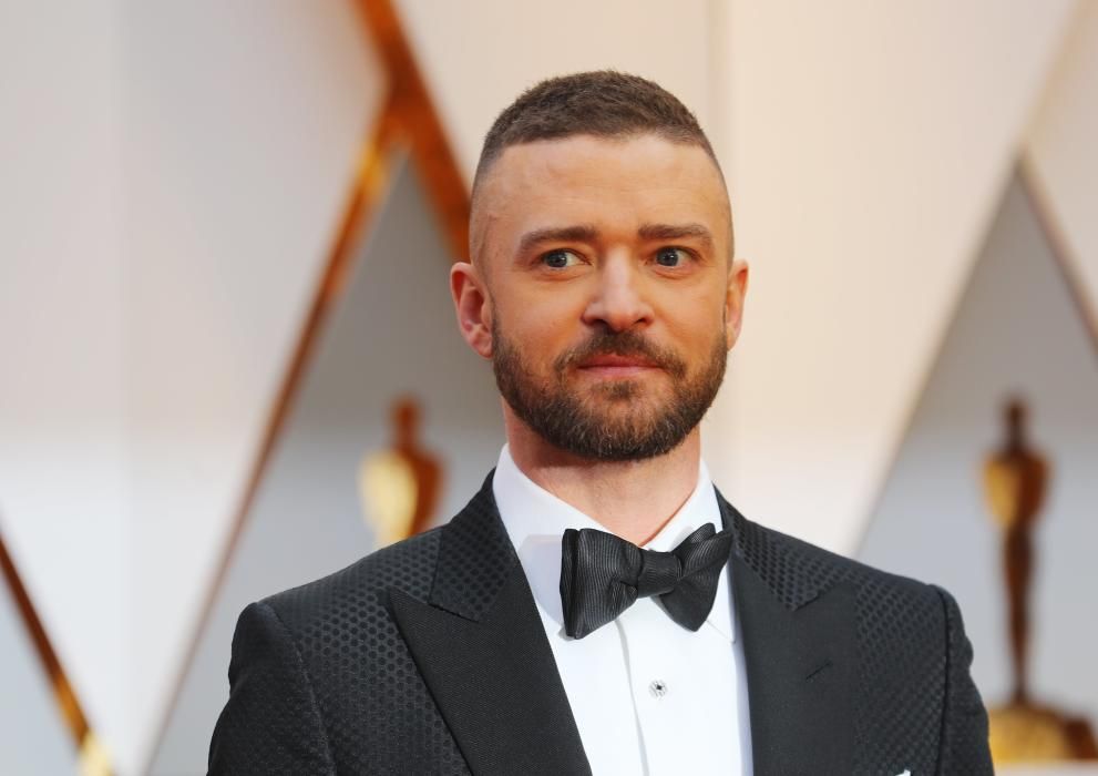 El cantante y actor Justin Timberlake, elegante con una gran pajarita.