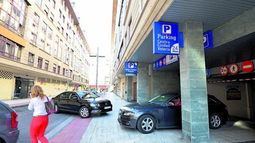 Entrada al estacionamiento, en la calle Antón Fraguas.