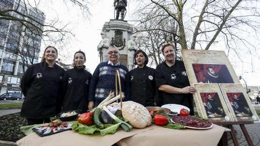 Cocineras de los menús del Llinderu de la Sidra, ayer, ante la estatua de Pedro Menéndez. En el centro, la cronista de Avilés, Josefa Sanz.