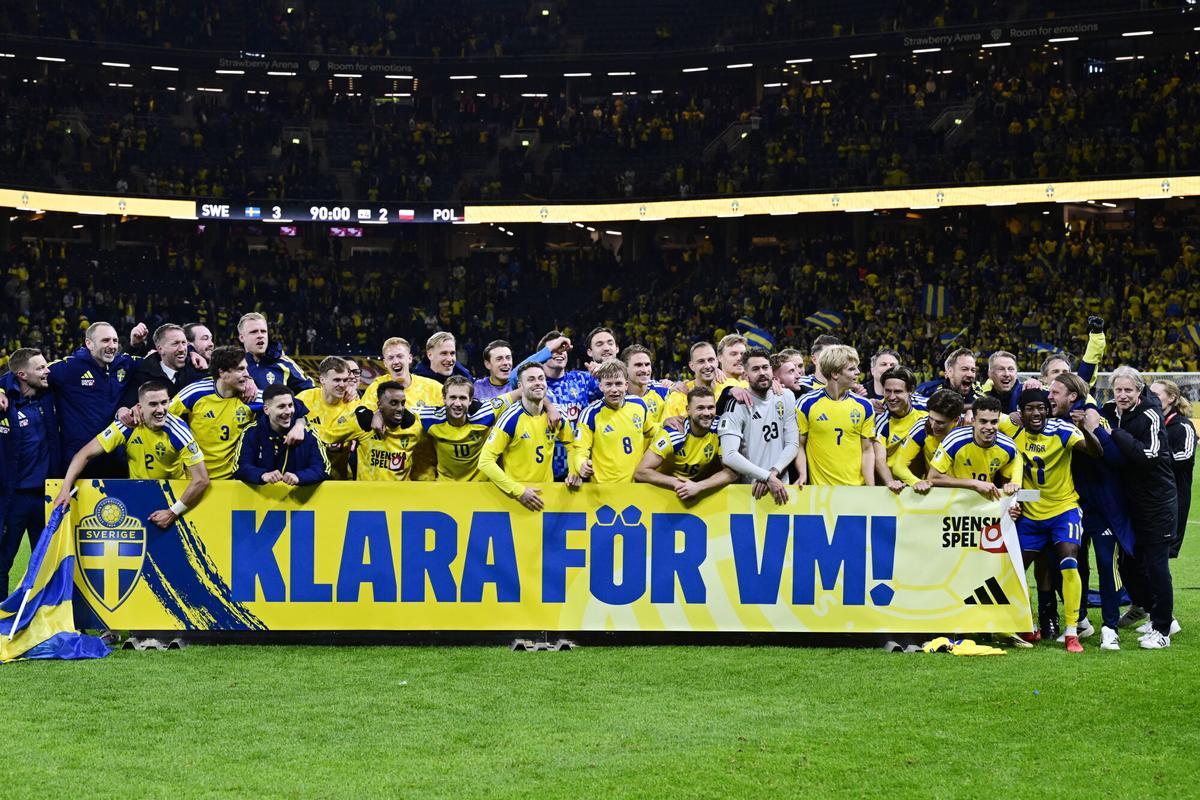 STOCKHOLM (Sweden), 31/03/2026.- The team of Sweden celebrates after the FIFA World Cup 2026 European playoffs match between Sweden and Poland at Strawberry Arena in Stockholm, Sweden, 31 March 2026. (Mundial de Fútbol, Polonia, Suecia, Estocolmo) EFE/EPA/Jonas Ekstromer SWEDEN OUT. SWEDEN OUT