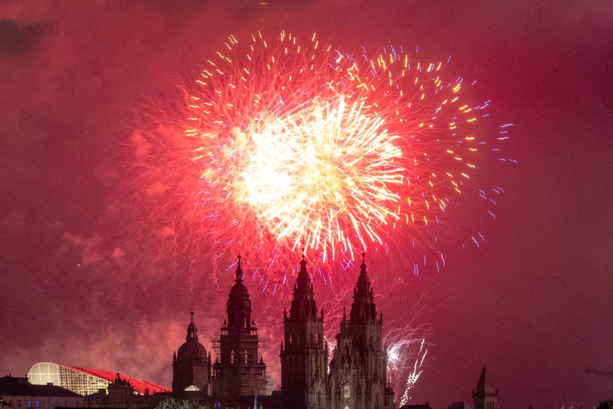Los fuegos del Apóstol iluminan la noche más esperada de Santiago Los fuegos del Apóstol iluminan la noche más esperada de Santiago