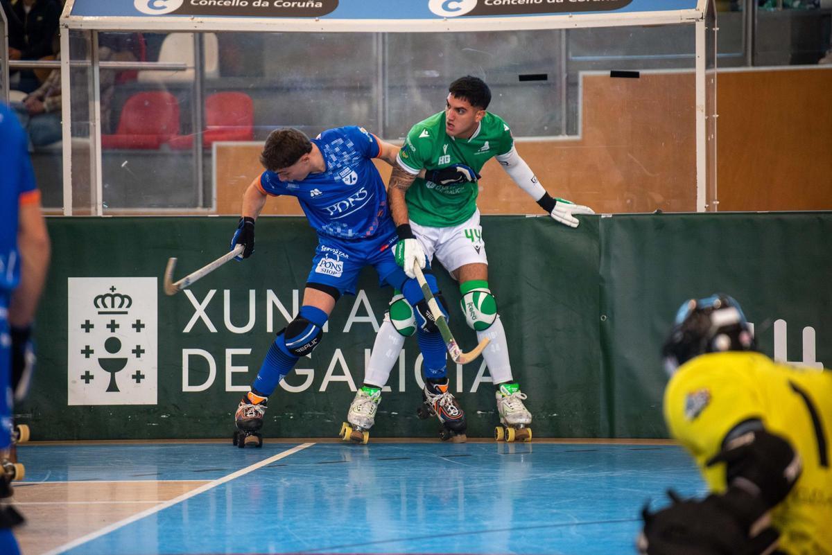 Tombita pugna con un jugador del Lleida esta temporada.