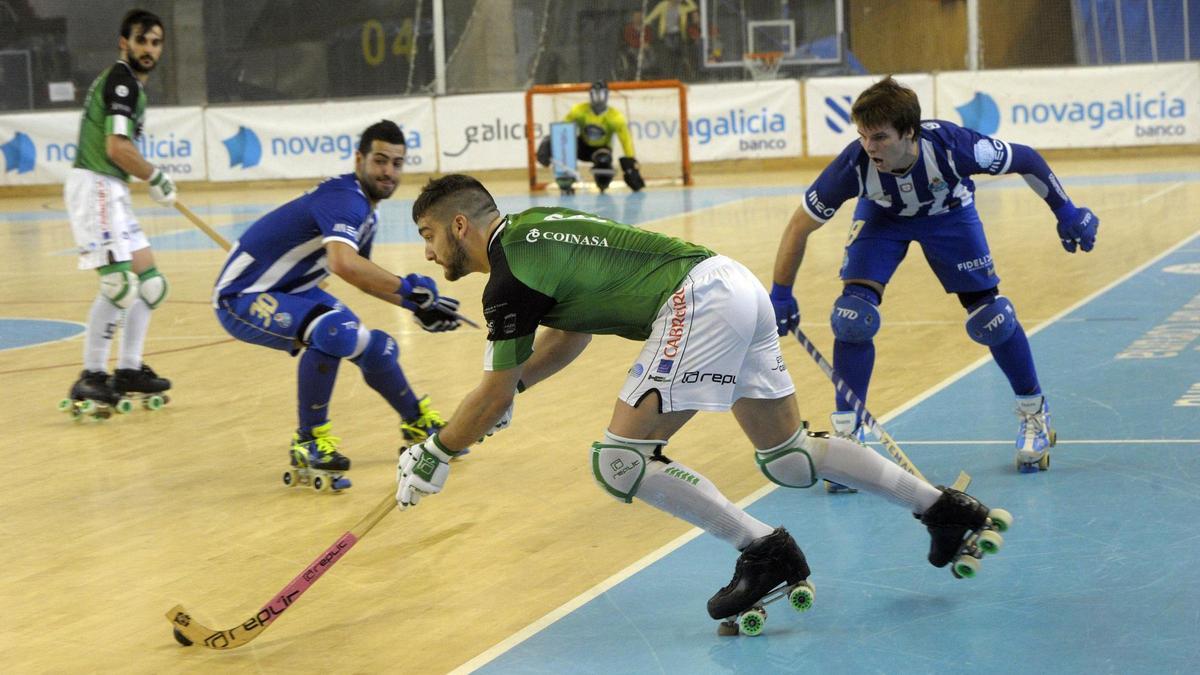Edu Lamas controla la bola en un partido de Champions entre el Liceo y el Porto en Riazor.