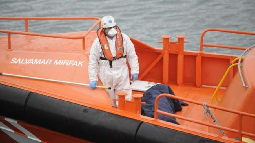 El cuerpo hallado en aguas del Orzán, sobre la cubierta de la embarcación &#039;Salvamar Mirfak&#039;. / fran martínez